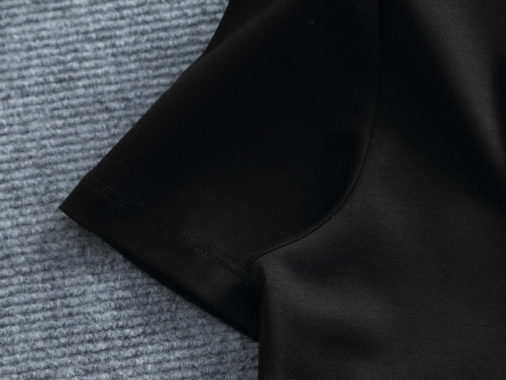 P150 Classic women's short-sleeved T-shirt. Exclusive custom-woven and dyed pure cotton material. Soft and comfortable. The latest brick cabinet synchronization for spring and summer. Pure cotton liquid ammonia mercerized cotton fabric, printing technology. Color: black, white. Size: S M L